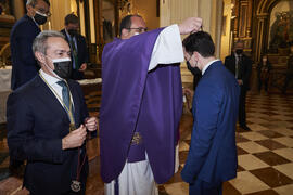 Entrega de medalla de la Cofradía de los Estudiantes. Misa de Lunes Santo. Iglesia de San Agustín. Abril de 2022