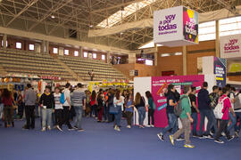 Estands de las facultades de Derecho y Medicina. Jornadas de Puertas Abiertas de la Universidad de Málaga. Complejo Polideportivo Universitario. Abril de 2015