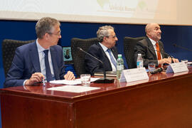 Eugenio Luque presenta la conferencia de Pablo Hernández de Cos en la Facultad de Ciencias Económicas y Empresariales de la Universidad de Málaga. Paraninfo. Octubre de 2022
