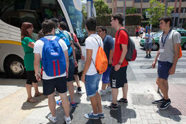 Alumnos subiendo al autobús. Salida desde el Campus de El Ejido. Aventura Amazonia Marbella. Olimpiada Española de Economía, Fase Nacional. Calle Miguel Bueno Lara. Málaga. Junio de 2015
