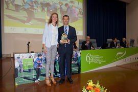 Entrega de premio "Cima-Un estilo de vida" a Roberto Sánchez Benítez. 6º Congreso Internacional de Actividad Física Deportiva para Mayores. Escuela Técnica Superior de Ingeniería de Telecomunicaciones y de Informática. Marzo de 2015