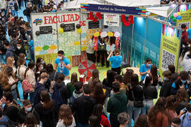 Stand de la Facultad de Derecho. Jornada de Puertas Abiertas de la Universidad de Málaga. Complejo Polideportivo Universitario. Marzo de 2022