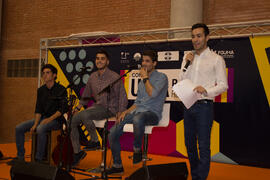 Guillermo Villalobos y cantautores en el III Certamen de Cantautores Destino UMA. Jornadas de Puertas Abiertas de la Universidad de Málaga. Complejo Polideportivo Universitario. Abril de 2015