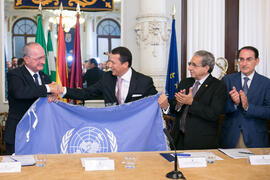 Entrega de la bandera de la ONU. Presentación del Centro Internacional de Autoridades y Líderes. Ayuntamiento de Málaga. Julio de 2018