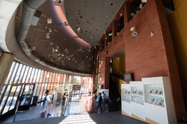 Biblioteca General con la instalación "Biblioteca de Babel XIII", de José Ignacio Díaz de Rábago. Campus de Teatinos. Enero de 2018