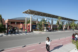 Llegada de estudiantes a las Jornadas de Puertas Abiertas de la Universidad de Málaga. Complejo Polideportivo Universitario. Abril de 2018