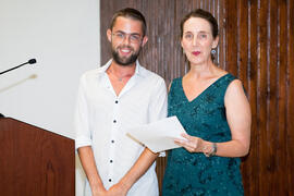 María José Fernández con un alumno en su graduación. Centro Internacional de Español. Julio de 2014