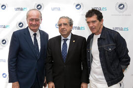 Antonio Banderas, José Ángel Narváez y Francisco de la Torre. Acto de la Fundación Lágrimas y Favores. Entrega de los Premios de Investigación de la Cátedra de Estudios Cofrades. Rectorado. Abril de 2019