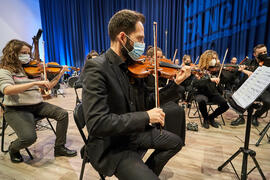 Músico ensayando. Concierto de Bandas Sonoras de la 31 edición de Fancine de la Universidad de Málaga. Auditorio de la Escuela Técnica de Ingeniería de Telecomunicaciones e Informática. Noviembre de 2021