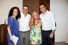 Cristina Ortega, Antonio Hierro y Álvaro García con una alumna en su graduación. Centro Internacional de Español. Julio de 2014