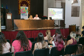 María Jesús Fernández presenta la ponencia de Carlos Carnicero en el curso "Información y Comunicación". Cursos de Verano de la Universidad de Málaga. Ronda. Julio de 2018
