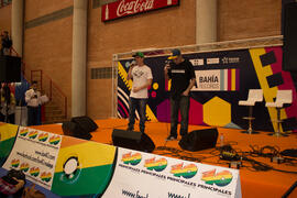 Concierto del III Certamen de Cantautores Destino UMA. Jornadas de Puertas Abiertas de la Universidad de Málaga. Complejo Polideportivo Universitario. Abril de 2015