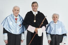 Retrato de Teodomiro López con Antonio García Berrio y Pilar Palomo Vázquez antes de la investidura como "Doctores Honoris Causa" por la Facultad de Filosofía y Letras de la Universidad de Málaga. Edificio del Rectorado. Junio de 2024