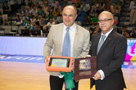 Eugenio Luque y Eduardo García. Homenaje del Unicaja Baloncesto a la Facultad de Económicas en su 50 Aniversario. Palacio de Deportes José María Martín Carpena. Mayo de 2015