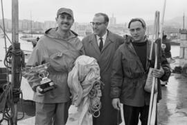 Francisco García Grana junto al ganador del Trofeo Marca de la XVI Regata Internacional de balandros. Puerto de Málaga. Enero de 1963