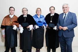 Retrato de grupo previo a la imposición de la Medalla de Oro de la Universidad de Málaga a Adelaida de la Calle. Paraninfo. Mayo de 2016