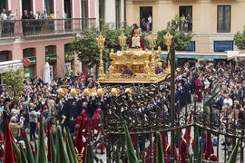 Trono del Santo Cristo Coronado de Espinas. Acto de la Hermandad de los Estudiantes en la Catedral. Plaza del Obispo, Málaga. Abril de 2022
