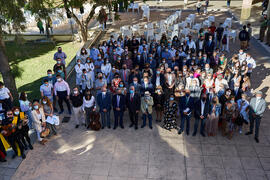 Foto de grupo. Homenaje a los sanitarios en la Facultad de Medicina de la Universidad de Málaga. Campus de Teatinos. Octubre de 2021