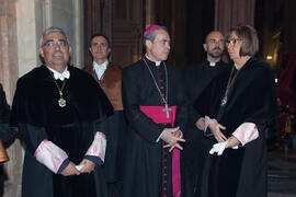 Adelaida de la Calle, junto al Obispo de Málaga, Jesús Catalá y otros miembros del desfile procesional de la Hermandad de los Estudiantes. Málaga. Abril de 2014