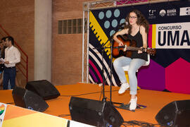 Concierto del III Certamen de Cantautores Destino UMA. Jornadas de Puertas Abiertas de la Universidad de Málaga. Complejo Polideportivo Universitario. Abril de 2015