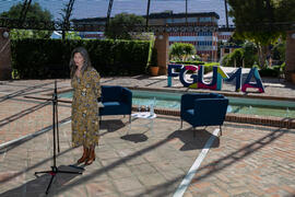 Luisa María Gómez del Águila presenta la conferencia "Dialogando" con Theresa Zabell. Jardín Botánico de la Universidad de Málaga. Mayo de 2021
