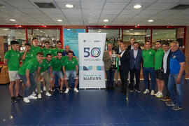 Foto de grupo. Entrega de la Copa del Rey de fútbol sala de BeSoccer UMA Antequera a la Universidad. Complejo Polideportivo Universitario. Mayo de 2022