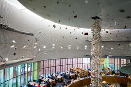Biblioteca General con la instalación "Biblioteca de Babel XIII", de José Ignacio Díaz de Rábago. Campus de Teatinos. Enero de 2018