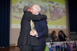 Entrega de premio "Cima-Un estilo de vida" a Juan Francisco Marcos. 6º Congreso Internacional de Actividad Física Deportiva para Mayores. Escuela Técnica Superior de Ingeniería de Telecomunicaciones y de Informática. Marzo de 2015