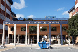 Obras en la fachada de la Facultad de Ciencias. Campus de Teatinos. Abril de 2019