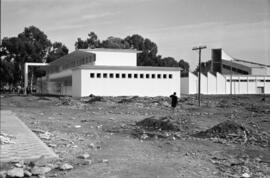 Construcción de la Escuela de Comercio e instituto de bachillerato Nuestra Señora de la Victoria. Diciembre de 1957. Málaga (España).