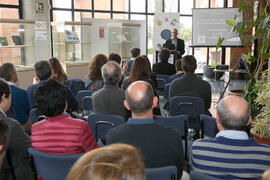 Gregorio García Reche presenta la exposición bibliográfica "La Biblioteca Universitaria y el Turismo Sostenible en Málaga". Biblioteca General. Abril de 2017