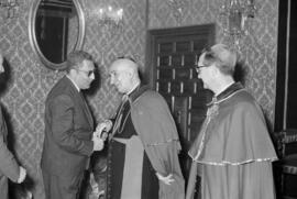 Francisco García Grana felicitando al obispo Herrera Oria. Palacio Episcopal de Málaga. Diciembre de 1963