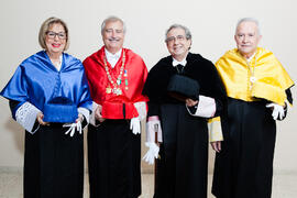Retrato de grupo previo a la imposición de la Medalla de Oro de la Universidad de Málaga a Adelaida de la Calle. Paraninfo. Mayo de 2016