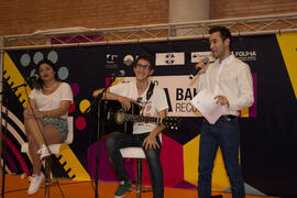 Guillermo Villalobos y cantautores en el III Certamen de Cantautores Destino UMA. Jornadas de Puertas Abiertas de la Universidad de Málaga. Complejo Polideportivo Universitario. Abril de 2015