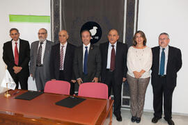 Foto de grupo tras la firma del convenio con la Universidad de Sharjah, Emiratos Árabes. Edificio del Rectorado. Noviembre de 2015