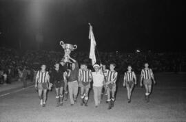 Málaga. Trofeo Costa del Sol. Entrega de la copa al FC Málaga. Estadio de la Rosaleda. Agosto de 1963