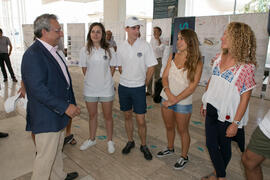 José Ángel Narváez con alumnas del I curso de verano "Mares de Andalucía". Puerto de Málaga. Julio de 2018