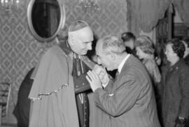 Ramón Castilla Pérez felicitando al obispo Herrera Oria. Palacio Episcopal de Málaga. Diciembre de 1963
