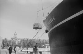 Translado de portes al buque ubicado en el Puerto de Málaga. Marzo de 1963