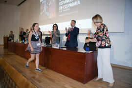 Entrega del tercer premio a Alicia Sevillano. Entrega de premios en el Paraninfo de la Universidad de Málaga. Olimpiada Española de Economía, Fase Nacional. Junio de 2015