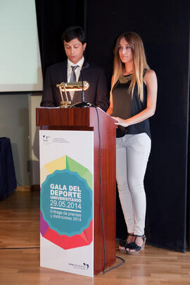 Presentadores de la gala del deporte de la Universidad de Málaga. Facultad de Ciencias de la Educación. Mayo de 2014