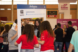 Estand de la Facultad de Comercio y Gestión. Jornadas de Puertas Abiertas de la Universidad de Málaga. Complejo Polideportivo Universitario. Abril de 2015