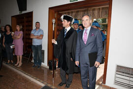 Miguel Porras Fernández y José Carlos Haro Ramos en la investidura como Doctor "Honoris Causa" de Antonio Soler por la Facultad de Filosofía y Letras de la Universidad de Málaga. Paraninfo. Junio de 2016