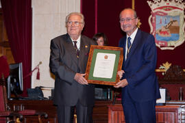 Entrega de la Medalla de la Ciudad y el título de Hijo Predilecto a Eugenio Chicano. Ayuntamiento de Málaga. Octubre de 2014