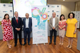 Foto de grupo. Presentación de los Cursos de Verano 2019. Edificio del Rectorado. Junio de 2019