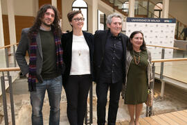 Foto de grupo momentos previos a la conferencia de Miguel Ríos "La música como testimonio de la Transición" del ciclo "Historia, documentos y sociedad". Edificio del Rectorado. Abril de 2019
