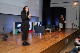 Intérprete de signos. Luisa María Gómez del Águila presenta la conferencia "Dialogando" con Raquel Haro. Facultad de Psicología y Logopedia de la Universidad de Málaga. Febrero de 2022