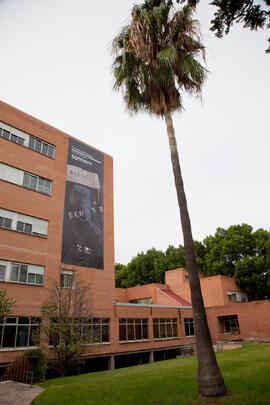 Facultad de Ciencias Económicas y Empresariales con cartel Conmemorativo del 50 Aniversario. Campus de El Ejido. Octubre de 2014