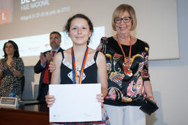 Entrega del tercer premio a Alicia Sevillano. Entrega de premios en el Paraninfo de la Universidad de Málaga. Olimpiada Española de Economía, Fase Nacional. Junio de 2015