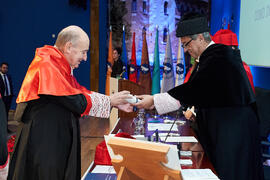 Investidura como Doctor "Honoris Causa" por la Universidad de Málaga de Miquel Roca i Junyent. Paraninfo. Diciembre de 2024